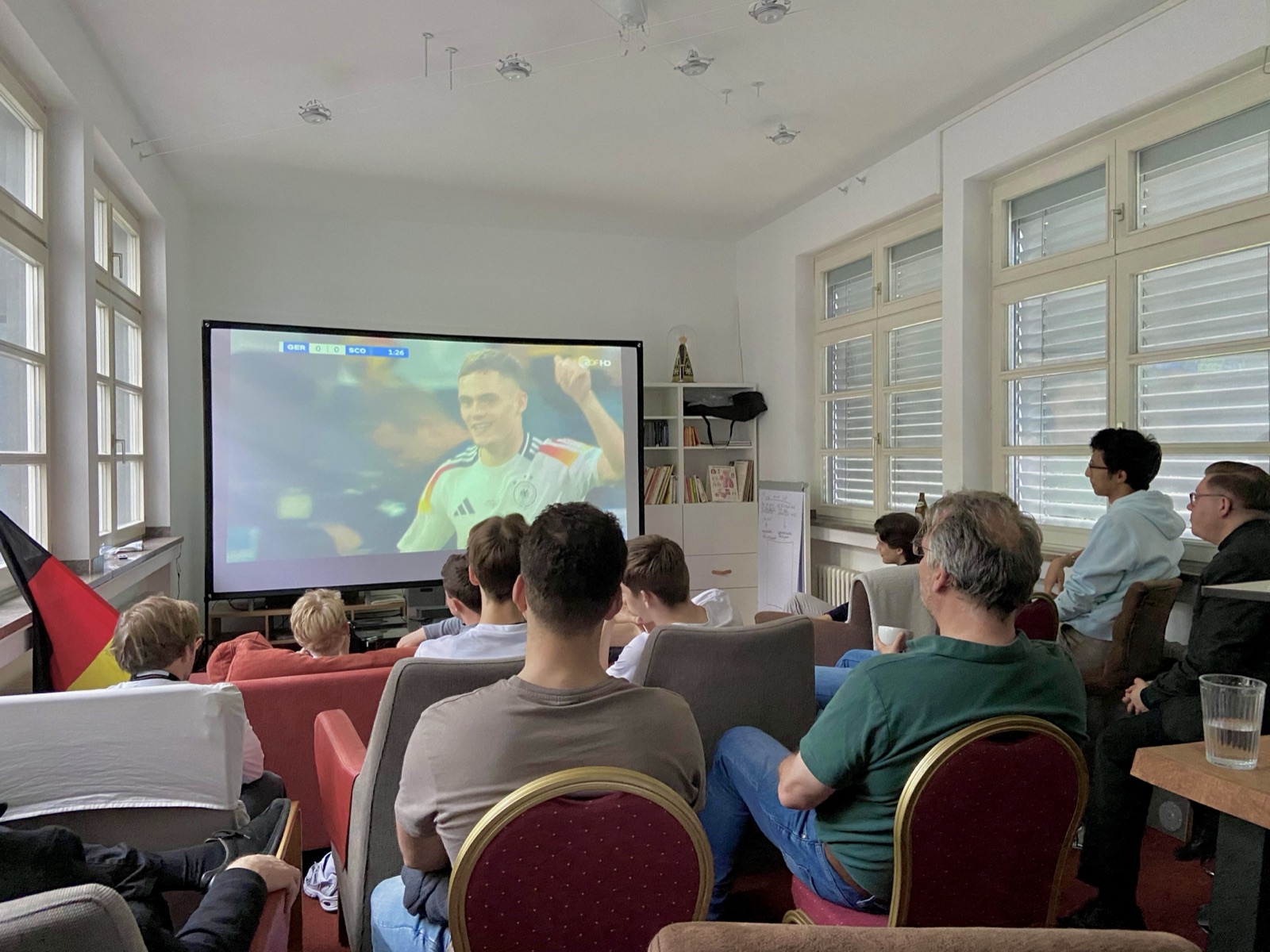 Gemeinsames Fußballschauen im Fernsehzimmer