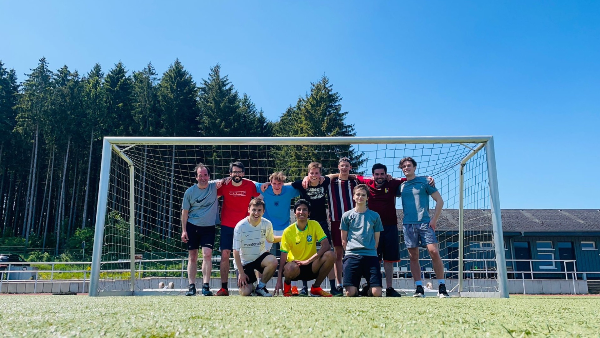 Die Hausgemeinschaft nach einem Fußballspiel auf dem Sportplatz