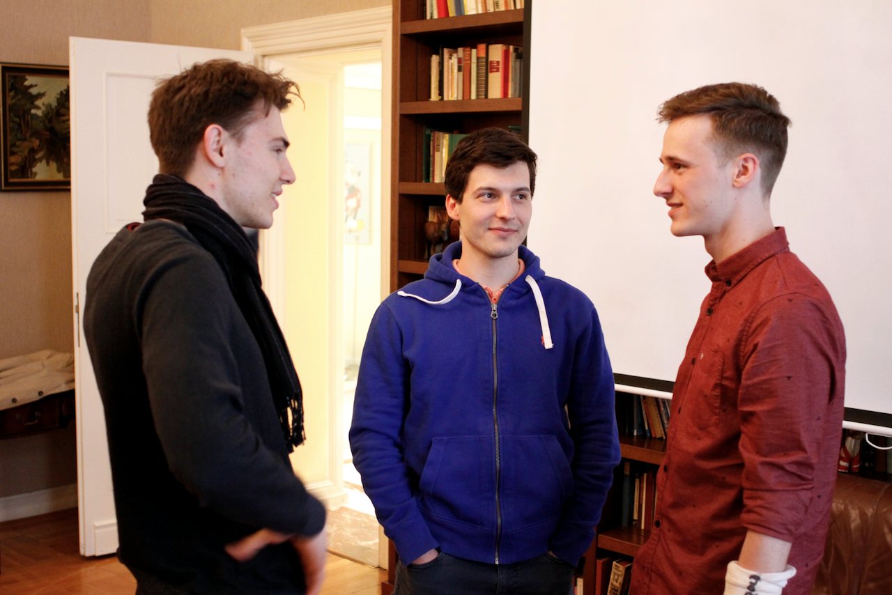 Drei Studenten im Gespräch im Haus