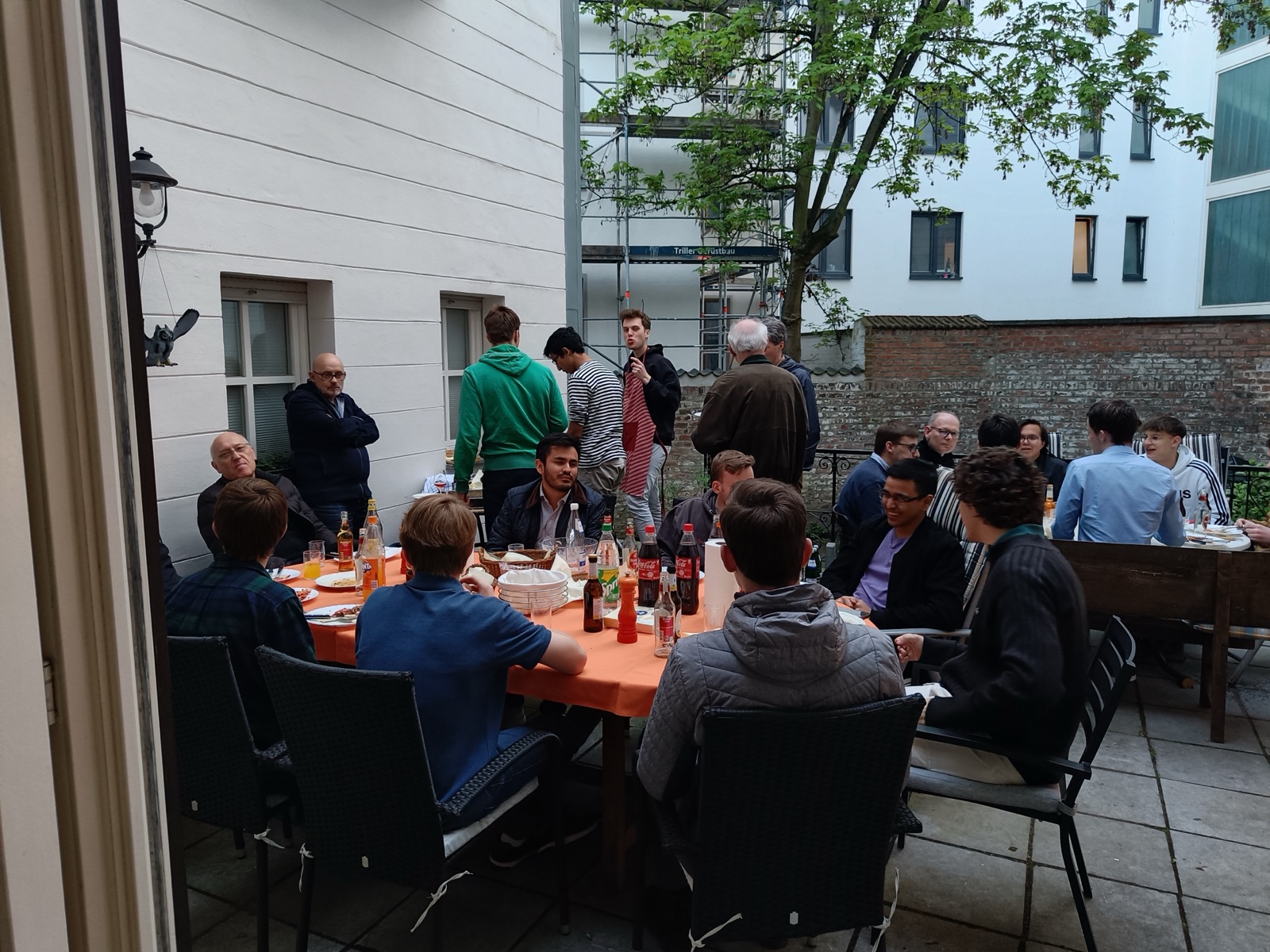 Grillabend auf der Terrasse des Hauses