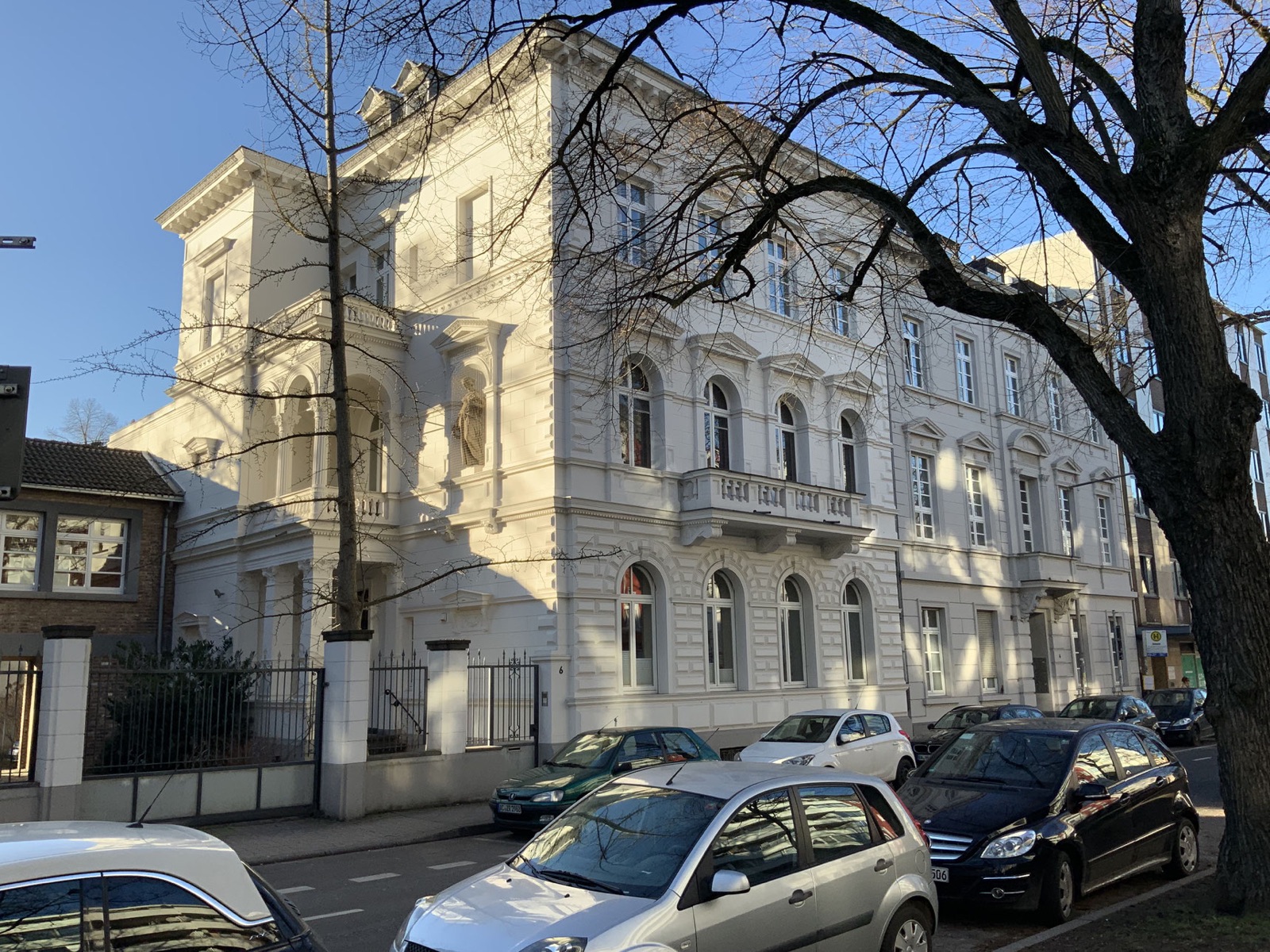 Das Haus Erk an der Oppenhoffallee, von der Straße gesehen