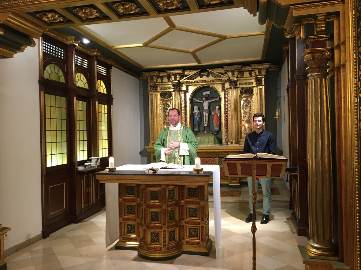 Die Hauskapelle mit vergoldetem Altarretabel