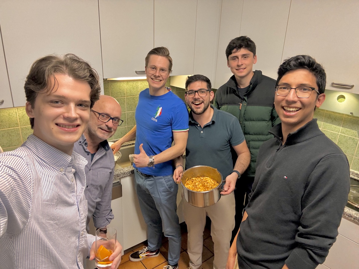 Studenten beim gemeinsamen Kochen in der Küche