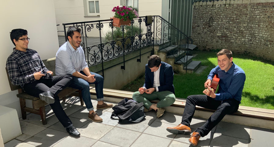 Studenten mit Gitarre auf der Gartenterrasse