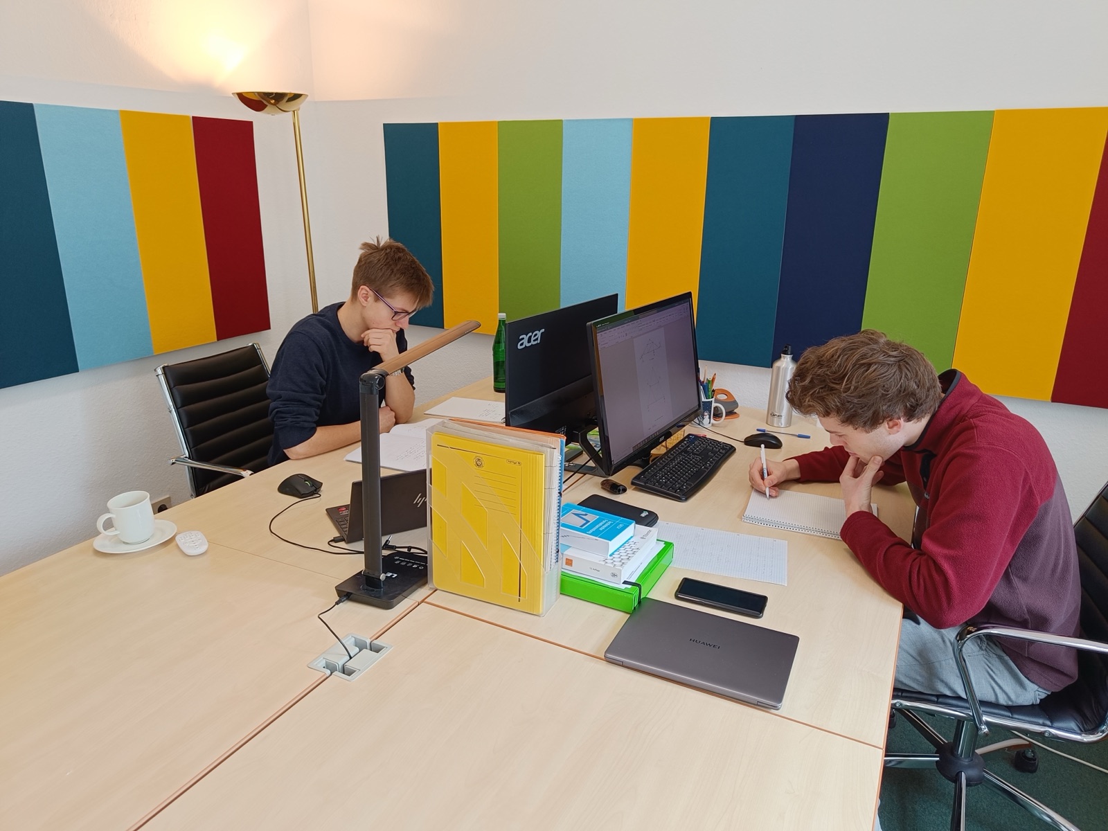 Studenten beim Arbeiten im Studienraum des Hauses