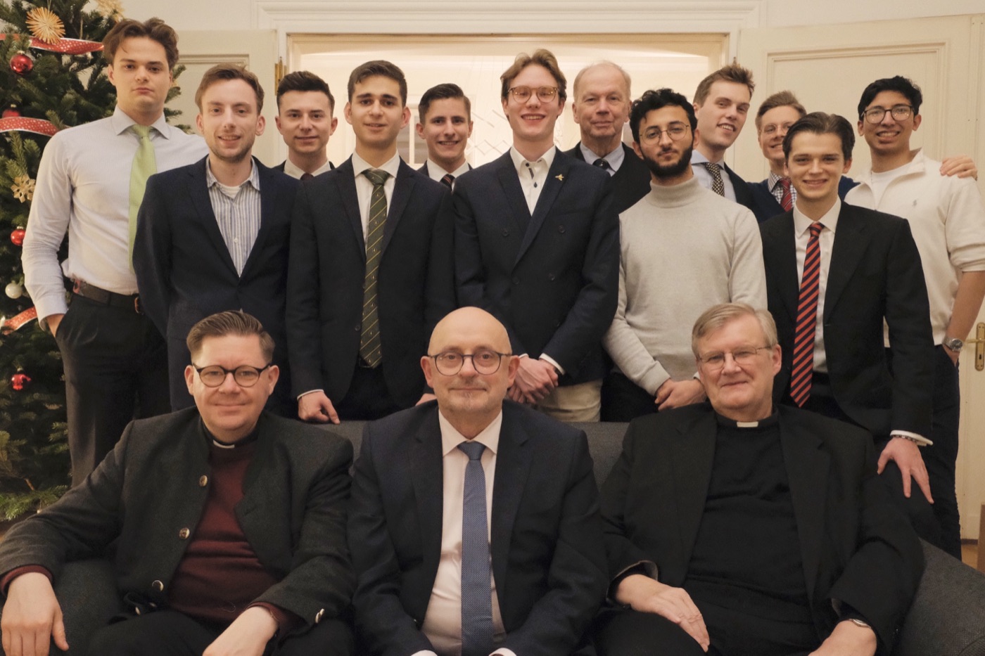 Gruppenbild der Hausgemeinschaft bei der Weihnachtsfeier