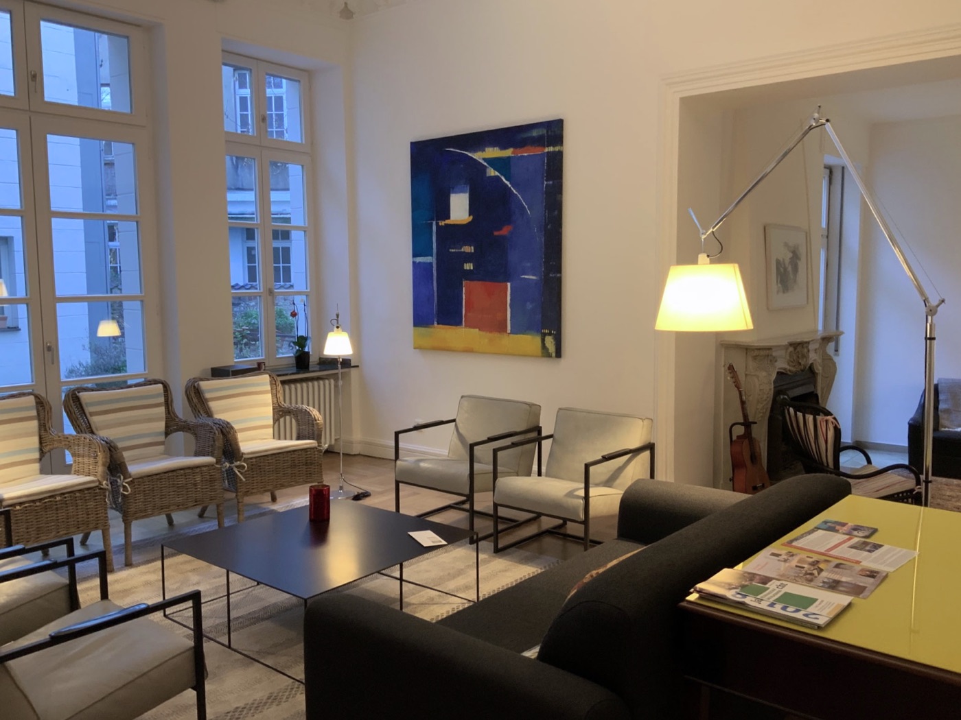 Das Wohnzimmer mit Sesseln, Kamin und moderner Kunst